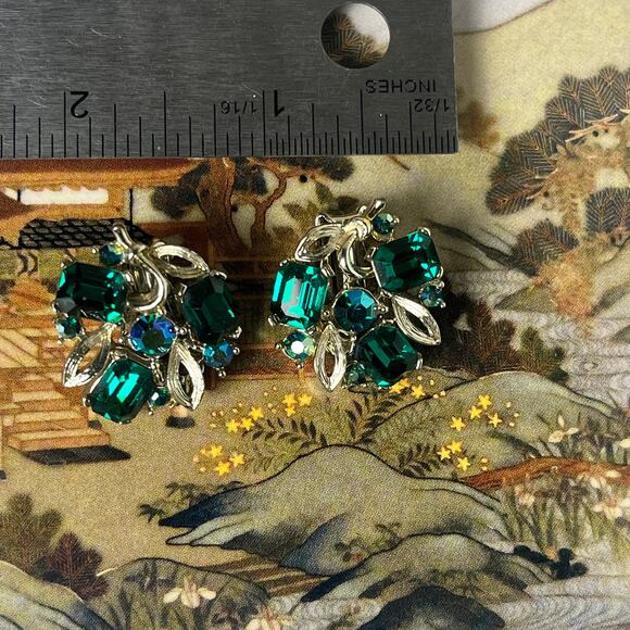Vintage Lisner Silver Tone Green Rhinestone Clip Earrings - Picture 3 of 7